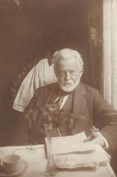 Oom Marinus, 1922_edited.jpg